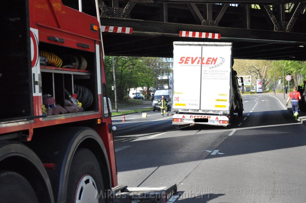 LKW blieb haengen Koeln Innere Kanalstr P44.JPG